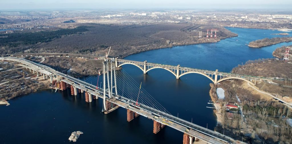 Будівництво автомагістралі через річку Дніпро у Запоріжжі